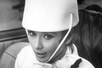 Audrey Hepburn trägt einen Hut von Givenchy.