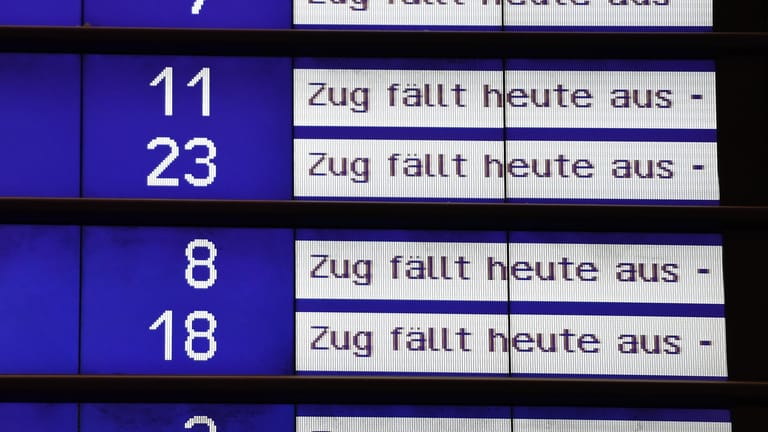 "Zug fällt heute aus": Auch am Freitag wird dieser Anzeigetext noch auf vielen Bahnhöfen zu lesen sein.