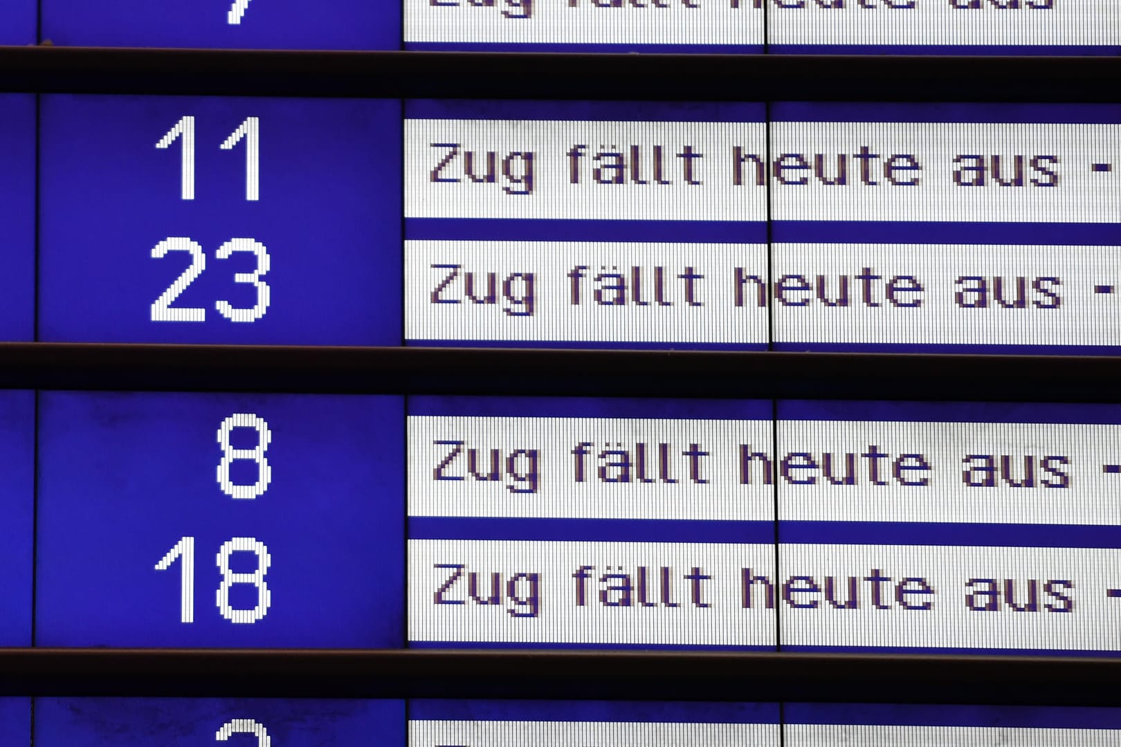"Zug fällt heute aus": Auch am Freitag wird dieser Anzeigetext noch auf vielen Bahnhöfen zu lesen sein.