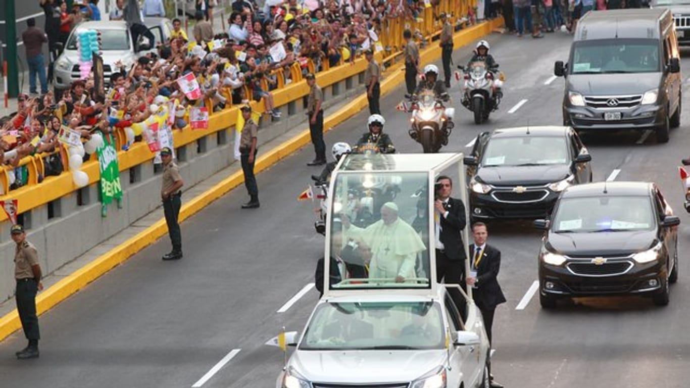 Papst Franziskus fährt mit dem Papamobil durch Lima.