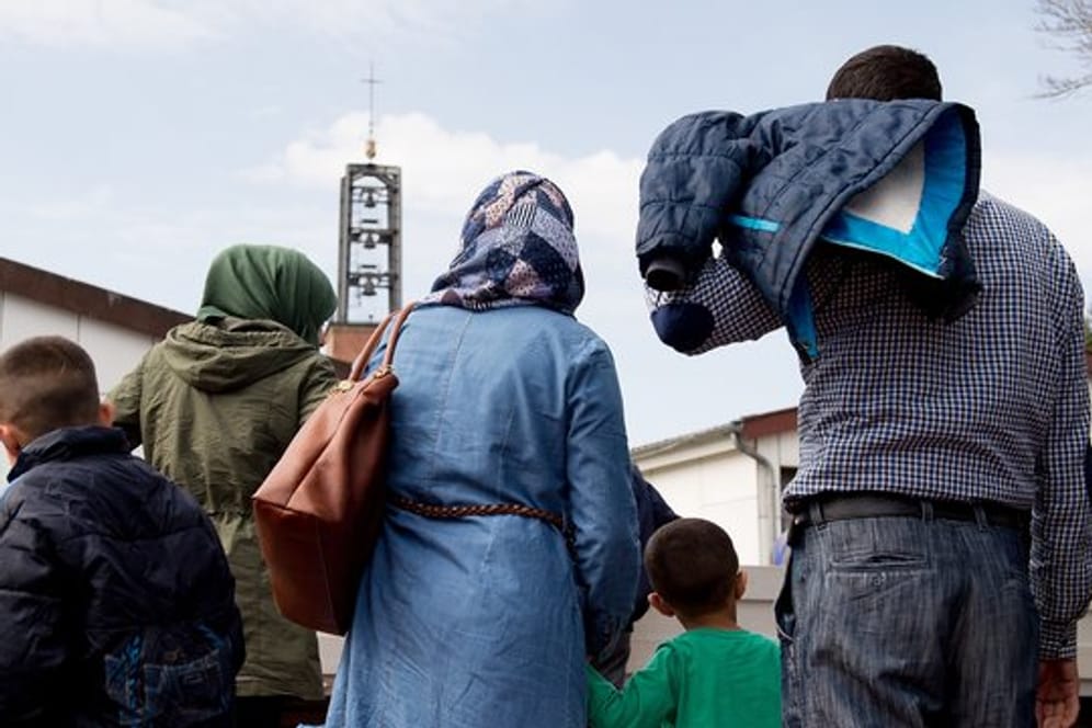 Syrische Flüchtlinge erreichen das Grenzdurchgangslager Friedland in Niedersachsen.