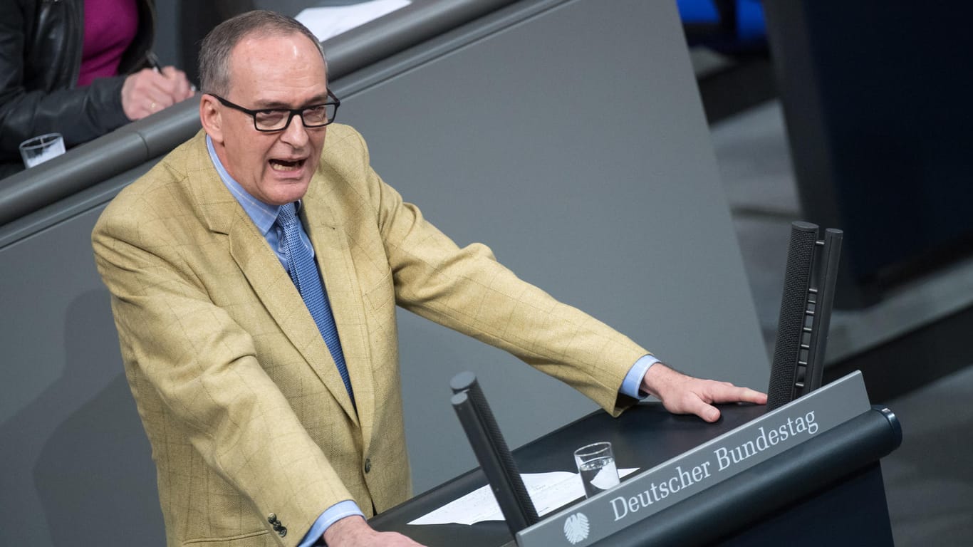 Roman Reusch bei der Plenarsitzung des Bundestages: AfD fordert Haftstrafe für Flüchtlinge, die falsche Altersangabe machen.