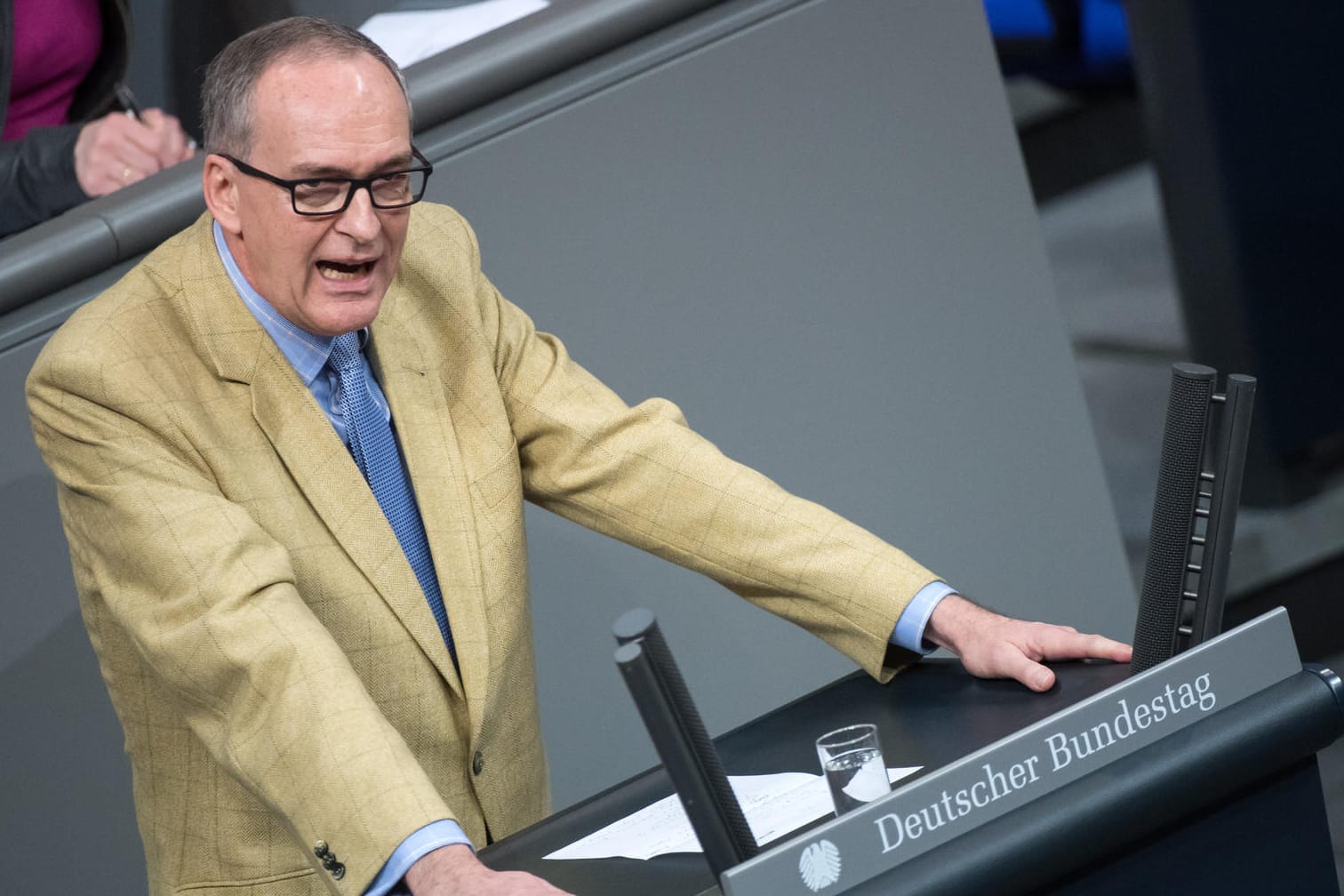 Roman Reusch bei der Plenarsitzung des Bundestages: AfD fordert Haftstrafe für Flüchtlinge, die falsche Altersangabe machen.