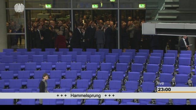 Die Abgeordneten beim Hammelsprung am späten Donnerstagabend.