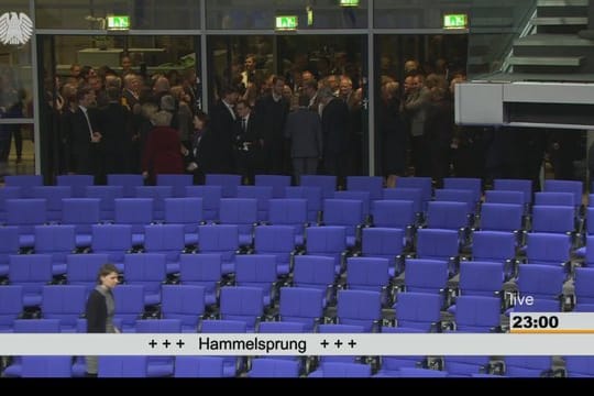 Die Abgeordneten beim Hammelsprung am späten Donnerstagabend.