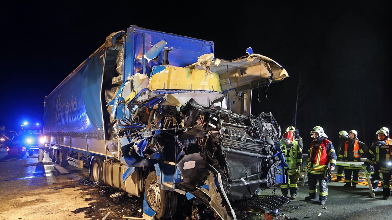 Zerstörter Lkw auf der A 72: Ein spanischer Lastkraftwagen ist in ein Stauende gefahren. Zwei Männer starben am Unfallort.