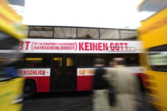 Kampagne von Atheisten 2009 in Berlin: "Es gibt (mit an Sicherheit grenzender Wahrscheinlichkeit) keinen Gott."