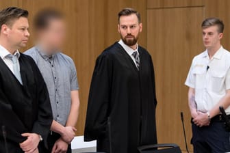 Philipp K. auf der Anklagebank: Waffenhändler vom Münchner Amoklauf wegen fahrlässiger Tötung und Körperverletzung sowie Verstöße gegen das Waffengesetz zu sieben Jahren Haft verurteilt.