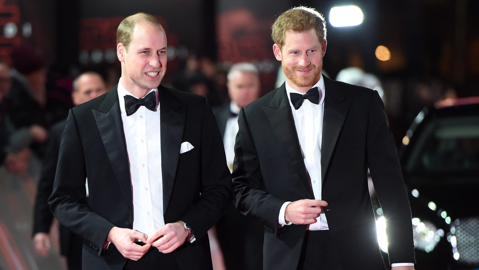 Prinz Harry (r.) macht sich offenbar ganz gerne mal über seinen Bruder lustig.