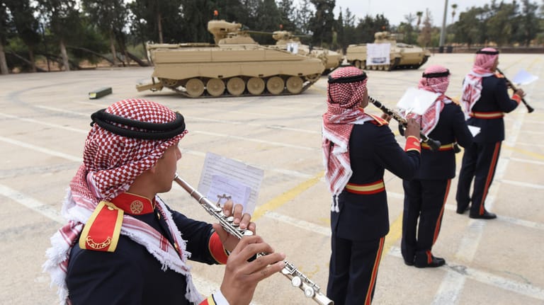 Feierliche Übergabe in Jordanien: Die Bundesregierung hat einige Dutzend "Marder"-Schützenpanzer an Amann geliefert.