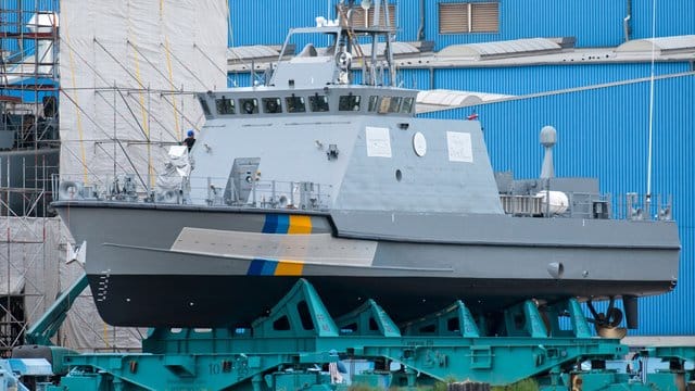 Ein Küstenschutzboot für Saudi-Arabien auf der Peene-Werft der Lürssen-Gruppe in Wolgast.