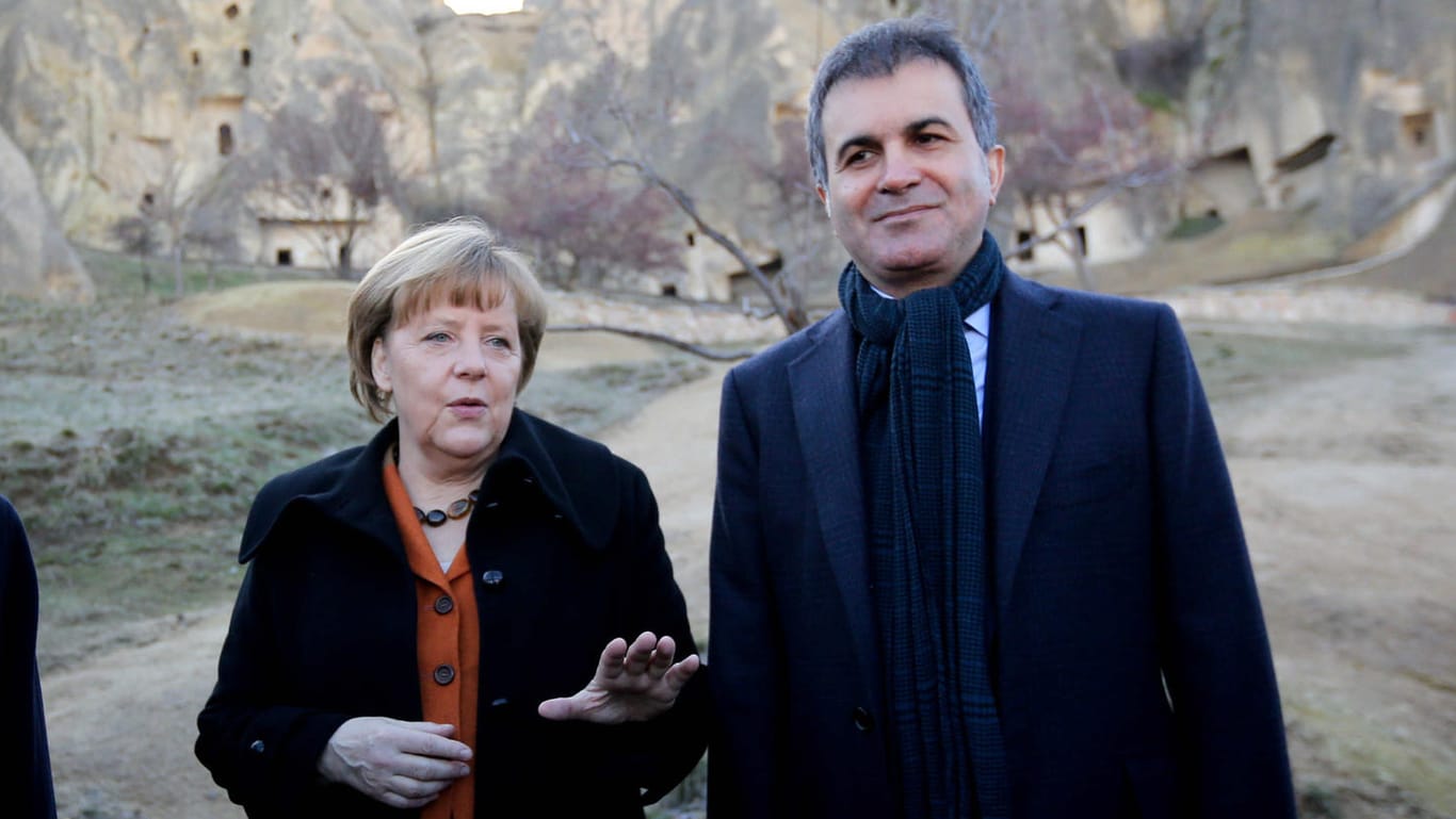 Angela Merkel und Ömer Celik: Der türkische Minister hat das Verhalten der EU kritisiert und indirekt eine Aufkündigung des Flüchtlingspakts angedroht.