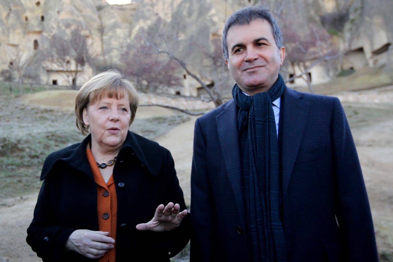 Angela Merkel und Ömer Celik: Der türkische Minister hat das Verhalten der EU kritisiert und indirekt eine Aufkündigung des Flüchtlingspakts angedroht.