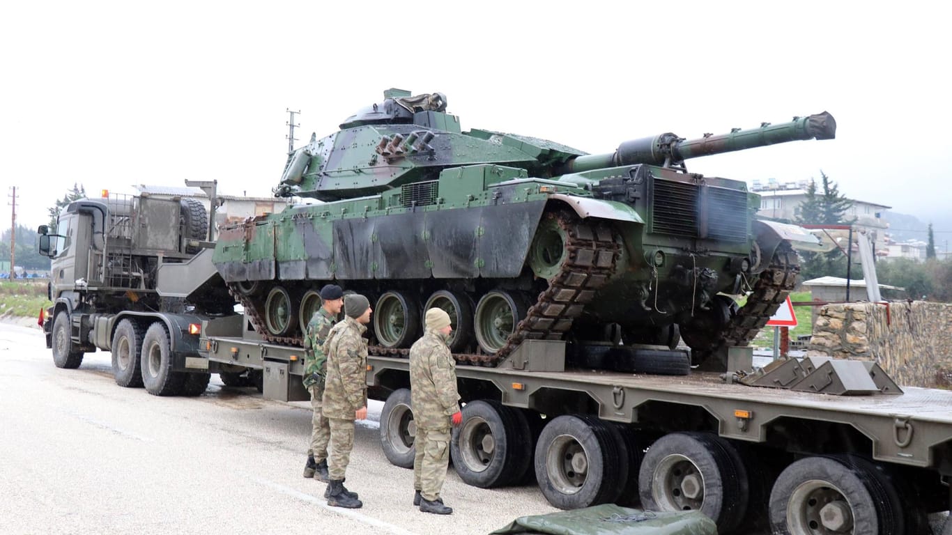 Panzer der türkischen Armee: Die Türkei hat die Offensive gegen die kurdische Enklave Afrin gestartet und hat an der türkisch-syrischen Grenze bereits Soldaten und Panzer zusammengezogen.