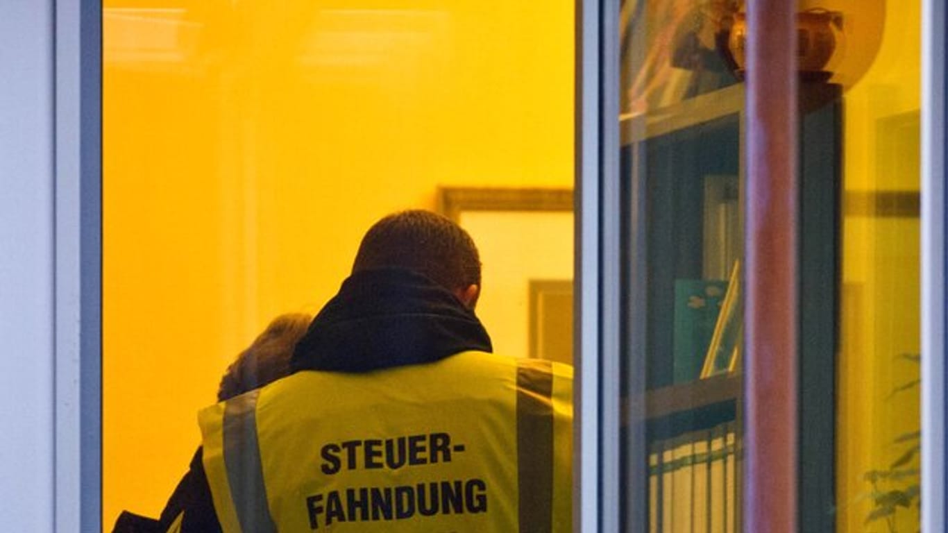 Der Abgang zweier bundesweit renommierter Steuerfahnder in Wuppertal sorgt für Kritik.