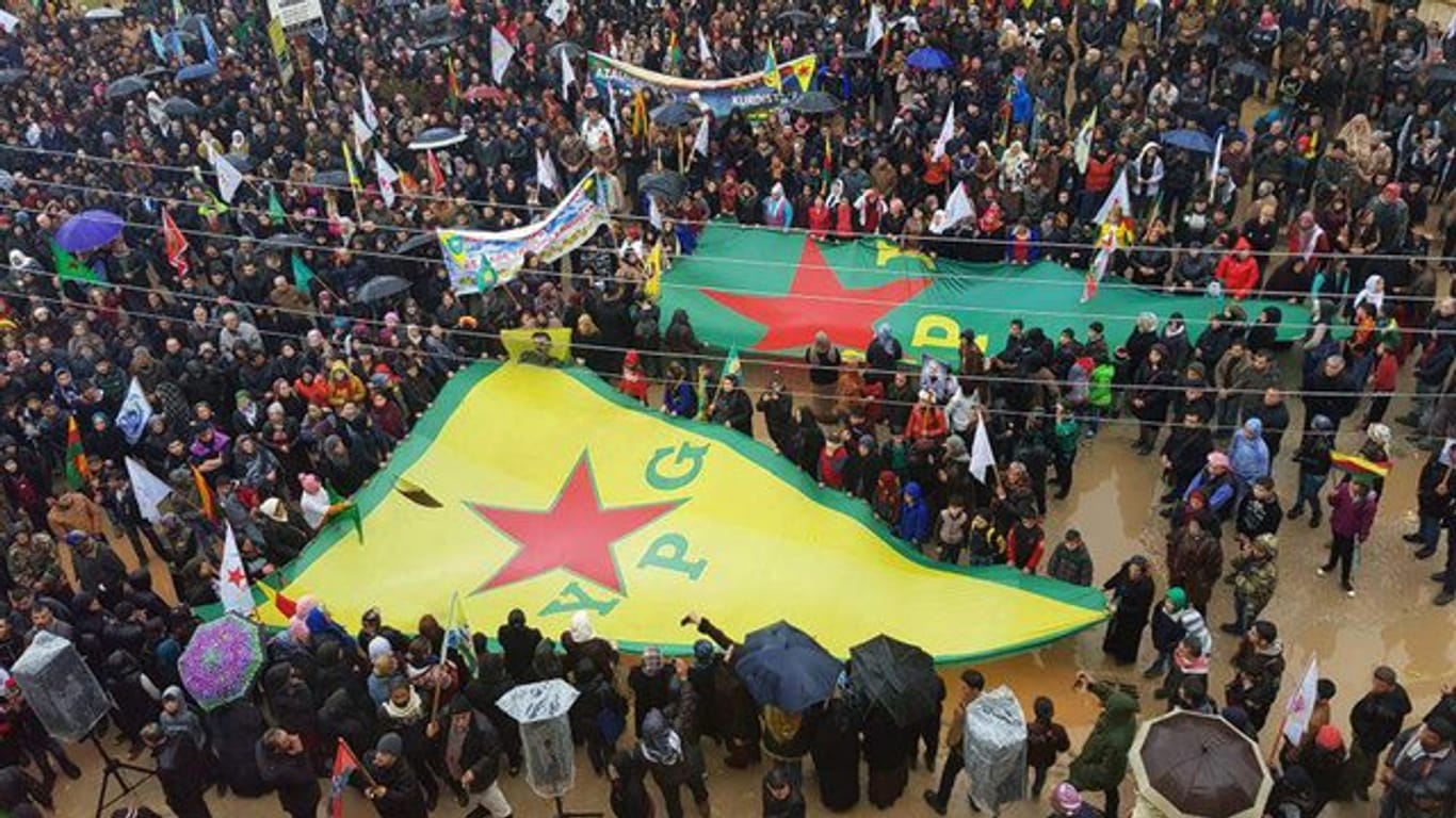 Menschen demonstrieren in Afrin gegen die türkischen Drohungen.