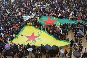Menschen demonstrieren in Afrin gegen die türkischen Drohungen.