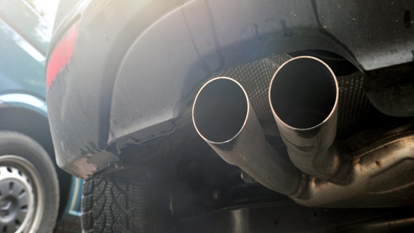 Diesel-Motoren stoßen Stickoxide aus, darum drohen in Städten Fahrverbote. Die Kosten für eine Nachrüstung werden auf 1300 Euro pro Auto geschätzt.
