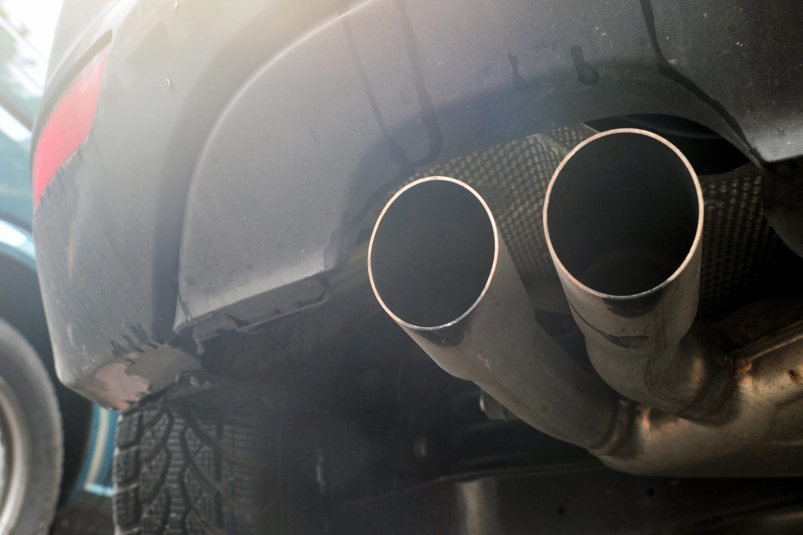 Diesel-Motoren stoßen Stickoxide aus, darum drohen in Städten Fahrverbote. Die Kosten für eine Nachrüstung werden auf 1300 Euro pro Auto geschätzt.
