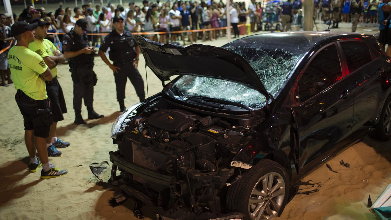Das beschädigte Auto nach dem Unglück: Der Fahrer fuhr an der Copacabana in eine Menschenmenge.