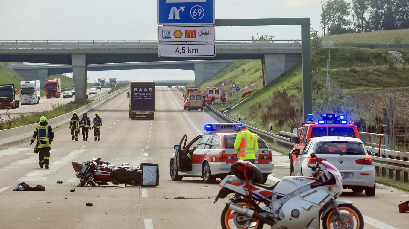 Rettungskräfte im Einsatz: Ein Gaffer, der ein sterbendes Unfallopfer gefilmt hat, ist zu einer Geldstrafe in Höhe von 900 Euro verurteilt worden.