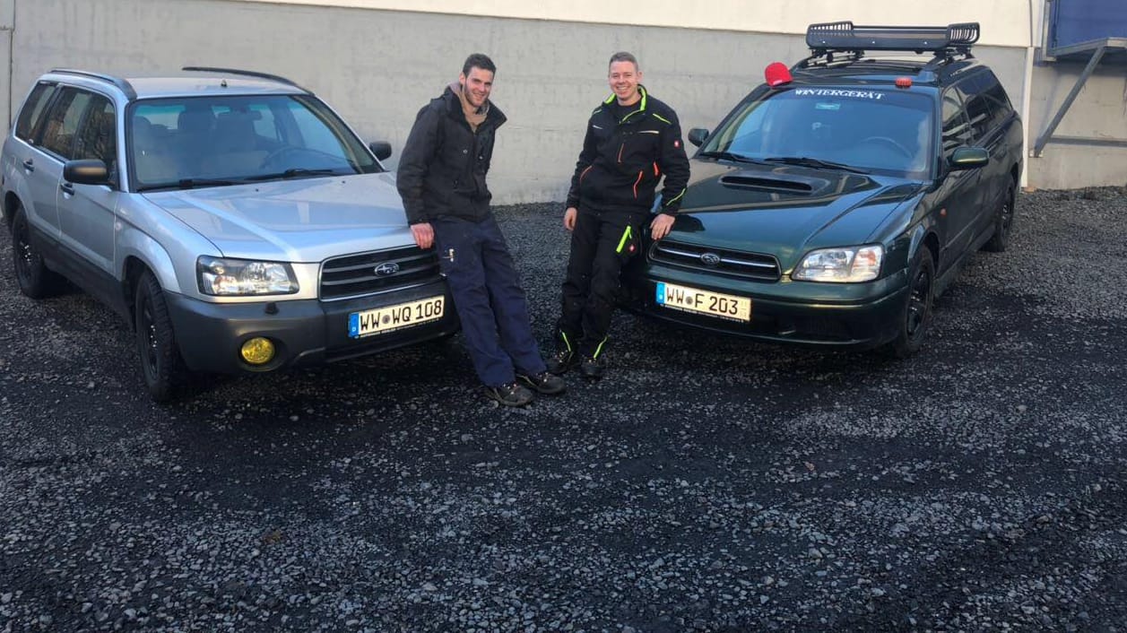 Straßendienst mal anders: Dominik Langenbach (links) und Fabian Becker schleppten mit ihren Autos in der MIttagspause Lkw frei.