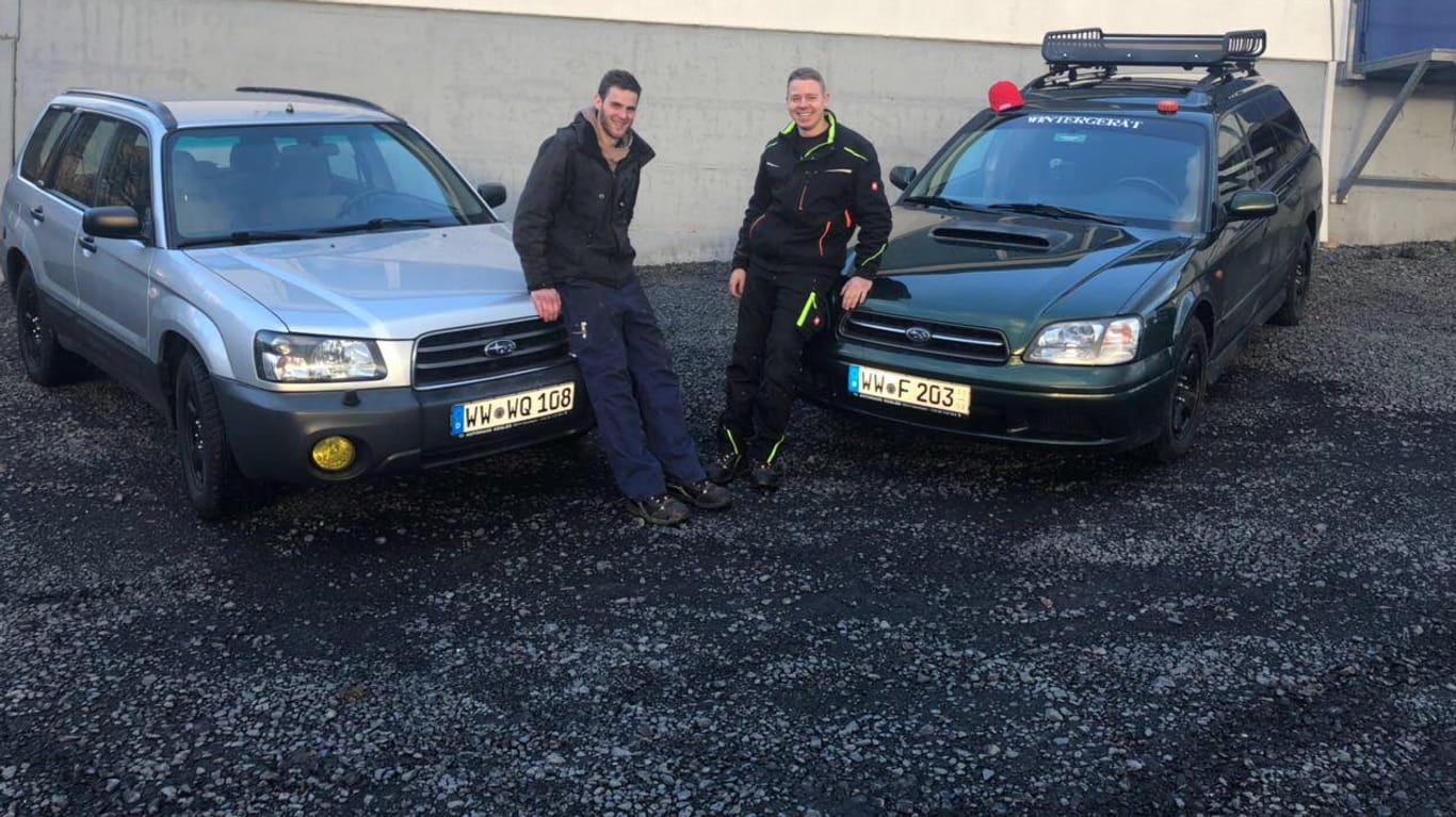 Straßendienst mal anders: Dominik Langenbach (links) und Fabian Becker schleppten mit ihren Autos in der MIttagspause Lkw frei.