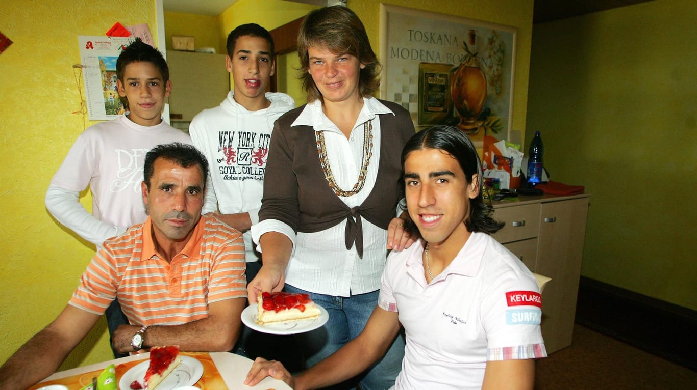 Vor zwölf Jahren: Rani Khedria (o. l.) mit seinem Bruder Sami, Mutter Doris, Bruder Denny und Vater Lazhar (v. r.) am Küchentisch.
