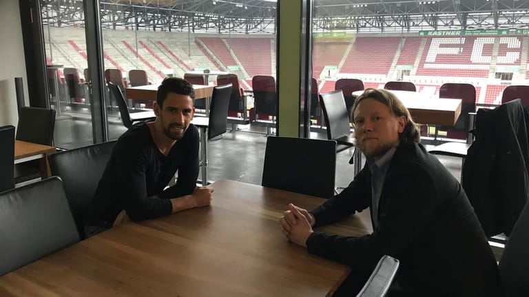 t-online.de-Sportredakteur Alexander Kohne (r.) traf Rani Khedira in Augsburg.