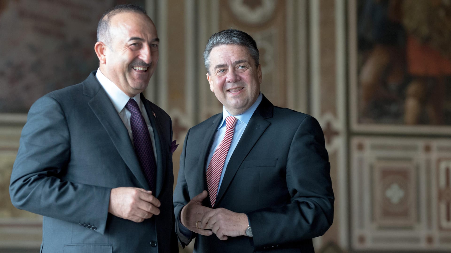 Der türkische Außenminister Mevlüt Cavusoglu und Bundesaußenminister Sigmar Gabriel: Bei einem Treffen Anfang Januar kündigte Gabriel bereits an, die Nachrüstung der Panzer zu genehmigen.