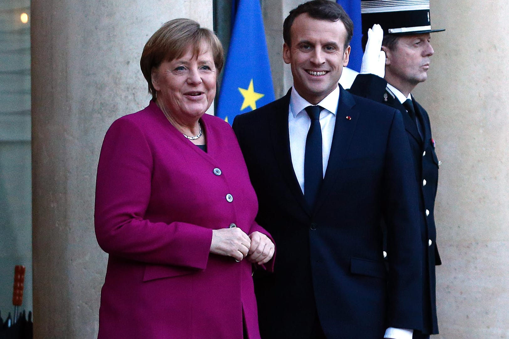 Beim Besuch von Bundeskanzlerin Merkel (CDU) am Freitag bekräftigte Frankreichs Präsident Macron seine Forderung nach Reformen in der EU.