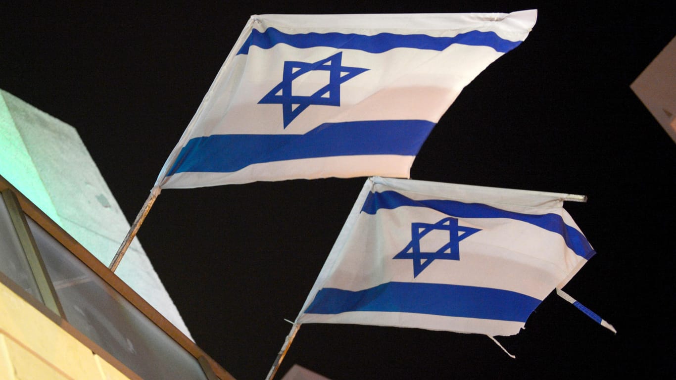 Israelische Flaggen in Tel Aviv: Ein israelischer Autor hat ein Buch über den Geheimdienst Mossad geschrieben.
