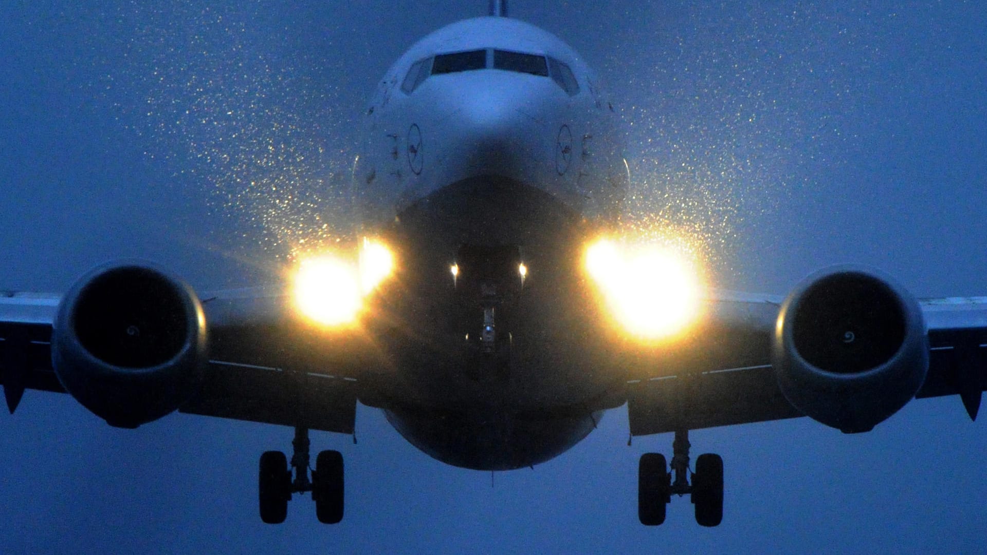 Ein Passagierflugzeug im Anflug: Laut Fluggesellschaft bestand am Donnerstag zu keiner Zeit eine Gefahr für die Passagiere am Düsseldorfer Flughafen. Ein Passagierflugzeug im Anflug: Laut Fluggesellschaft bestand am Donnerstag zu keiner Zeit eine Gefahr für die Passagiere am Düsseldorfer Flughafen.