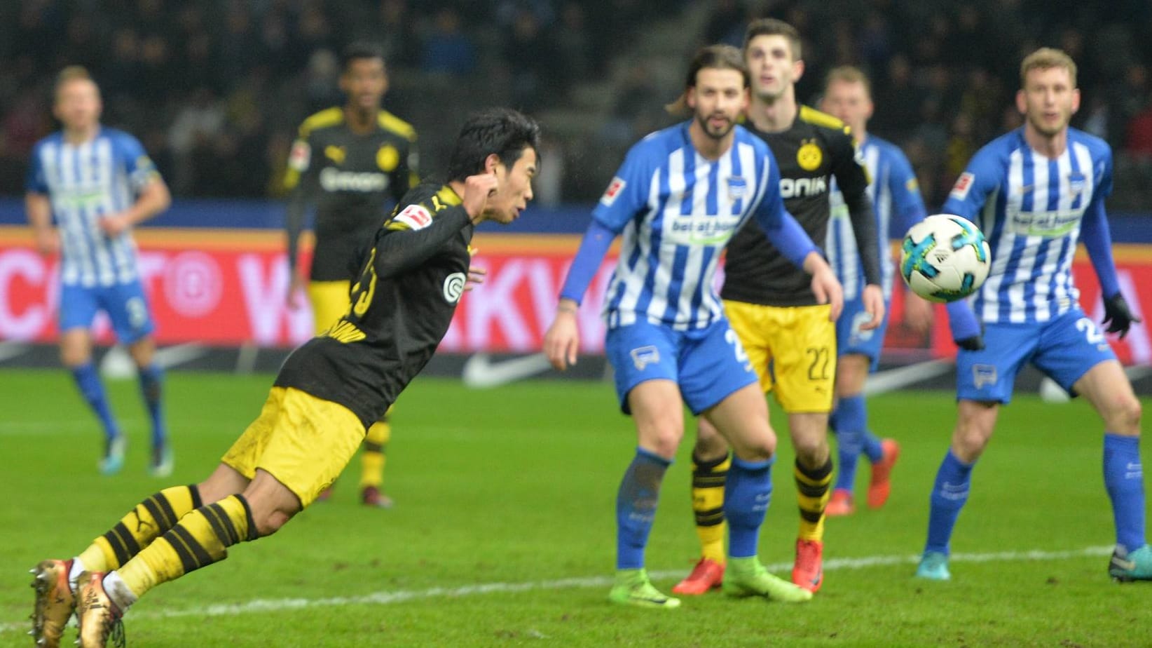 71. Minute: Shinji Kagawa erzielt den Ausgleichstreffer für den BVB. 71. Minute: Shinji Kagawa erzielt den Ausgleichstreffer für den BVB.