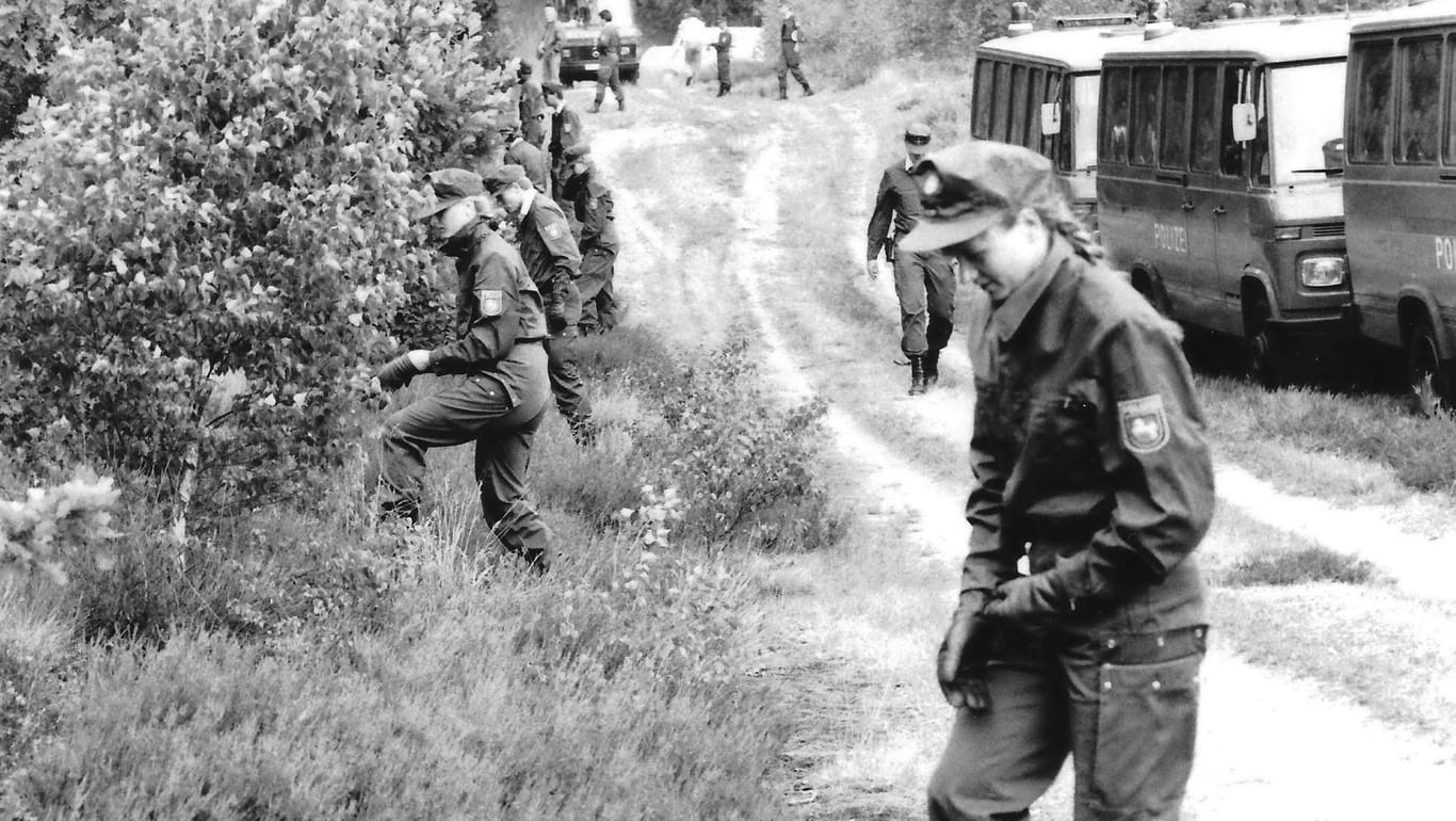 Eine Hundertschaft durchsuchte im Juli1989 den Wald in der Göhrde bei Oldendorf (Niedersachsen). Dort war kurz zuvor ein Ehepaar aus Hamburg getötet worden.