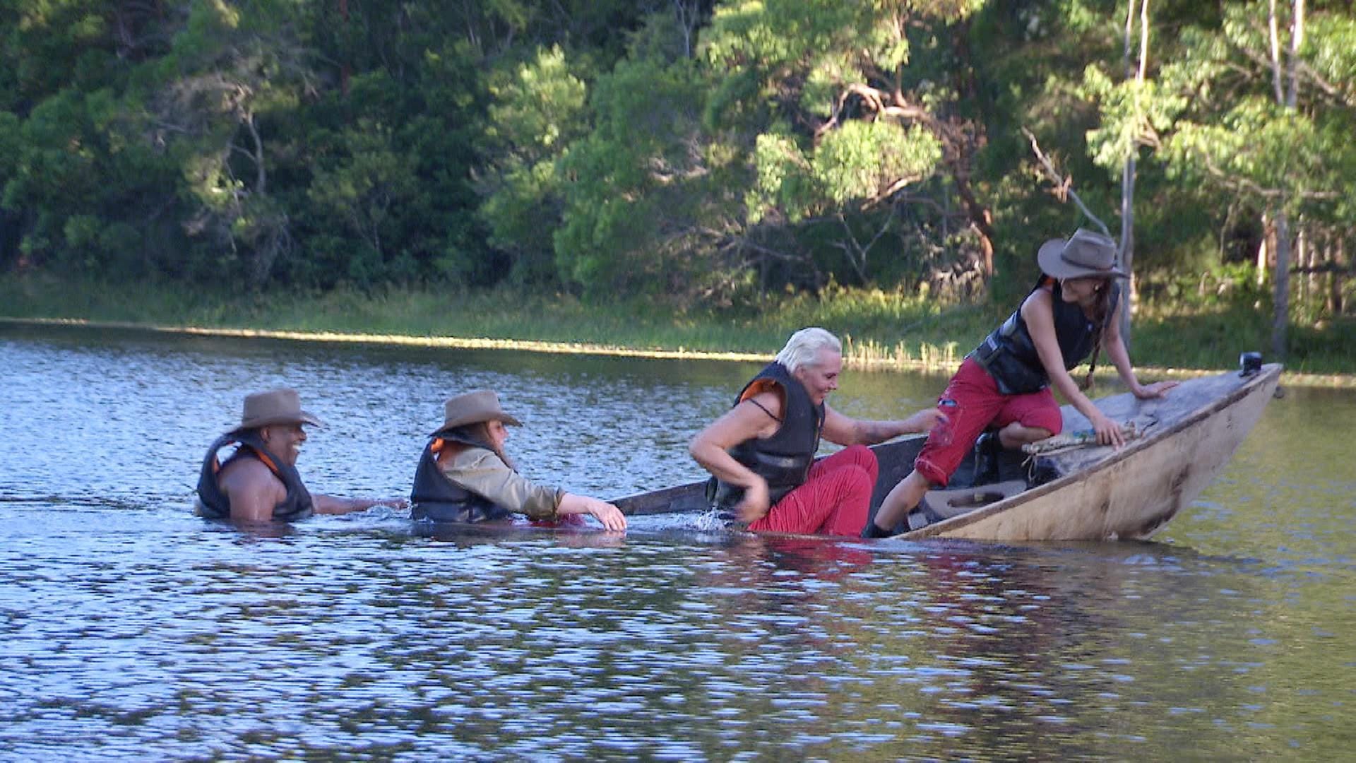 Das Paddleboot füllt sich mit Wasser.