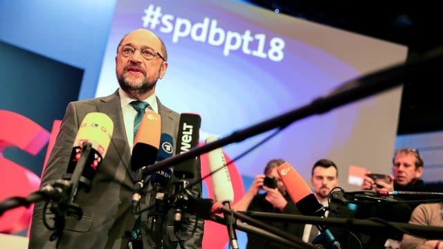 Martin Schulz verspricht zu prüfen, "in wieweit das zum Sondierungsrahmen hinzufügbar ist. Martin Schulz verspricht zu prüfen, "in wieweit das zum Sondierungsrahmen hinzufügbar ist.