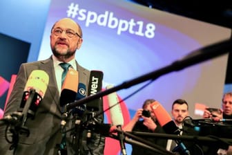 Martin Schulz verspricht zu prüfen, "in wieweit das zum Sondierungsrahmen hinzufügbar ist.