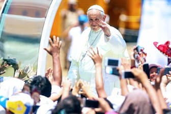 Bei seinem Besuch in Peru verurteilte Papst Franziskus den Raubbau an der Natur, der von der Gier nach Erdöl, Gas, Holz und Gold befeuert werde.