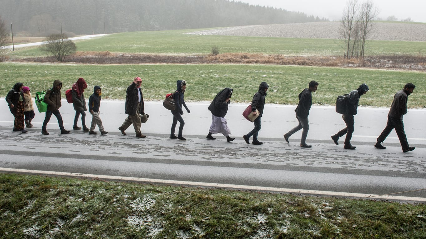 Flüchtlinge gehen 2015 an der deutsch-österreichischen Grenze nach Deutschland: In den Jahren 2015 und 2016 haben hunderttausende Menschen Schutz in der Bundesrepublik gesucht.