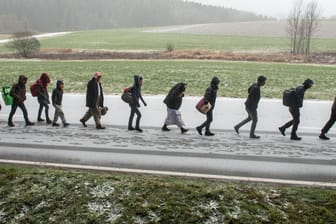 Flüchtlinge gehen 2015 an der deutsch-österreichischen Grenze nach Deutschland: In den Jahren 2015 und 2016 haben hunderttausende Menschen Schutz in der Bundesrepublik gesucht.