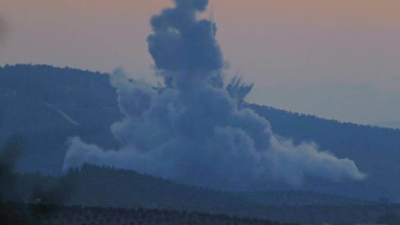 Aus der türkischen Grenzstadt Kilis sind Rauchwolken in Syrien zu sehen.