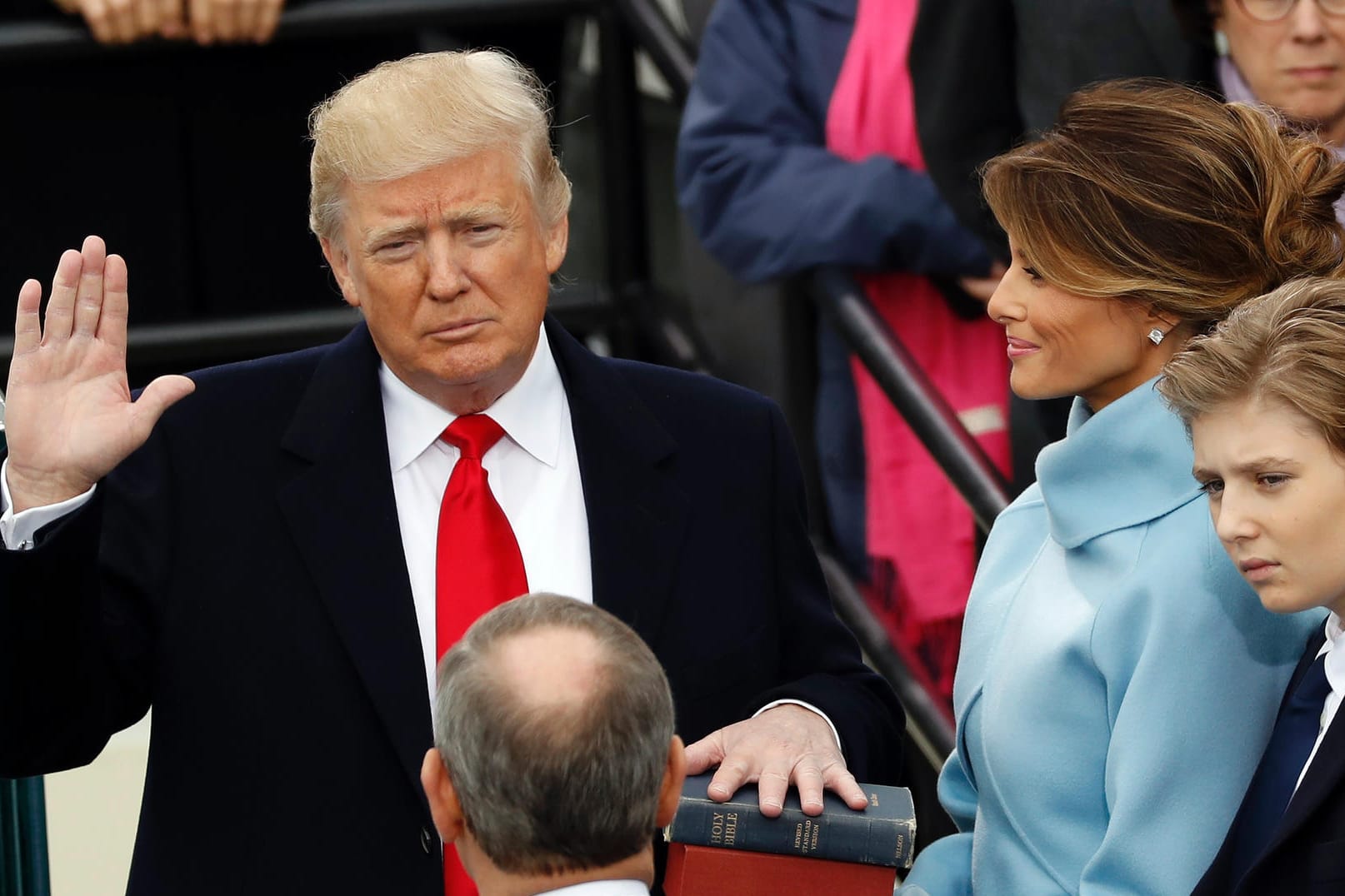 Mit der Hand auf der Bibel: Vor einem Jahr legte Donald Trump in Washington den Amtseid als US-Präsident ab.