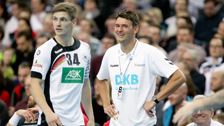 Rune Dahmke (l.) mit Bundestrainer Prokop: Der Linksaußen darf jetzt doch noch zur Handball-EM.