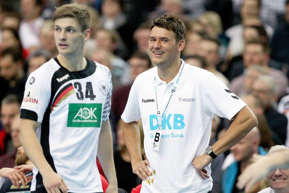 Rune Dahmke (l.) mit Bundestrainer Prokop: Der Linksaußen darf jetzt doch noch zur Handball-EM.