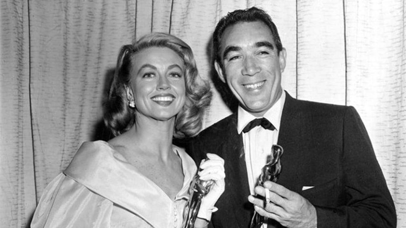 Dorothy Malone und der Schauspieler Anthony Quinn posieren im Jahr 1957 bei den Academy Awards in Los Angeles mit ihren Oscars.
