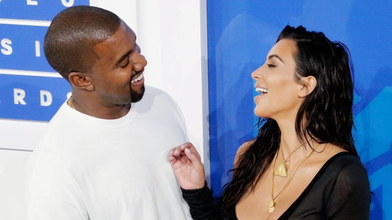 Kim Kardashian und Kanye West haben den Namen ihres dritten Kindes bekanntgegeben: Chicago West.