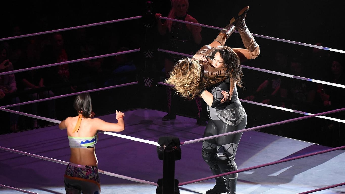 Nia Jax (r.) im Ring mit ihren Gegnerinnen Bayley (li.) und Alicia Fox.