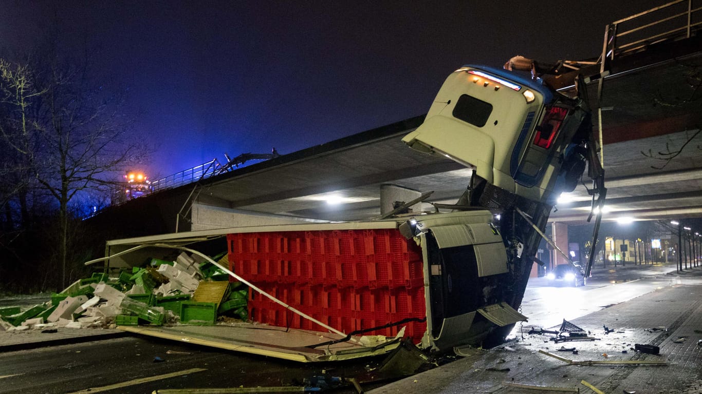 Schwerer Unfall auf der A28 bei Oldenburg: Ein Teil des verunglückten Lkw hing am Samstagmorgen noch immer an der Brücke.