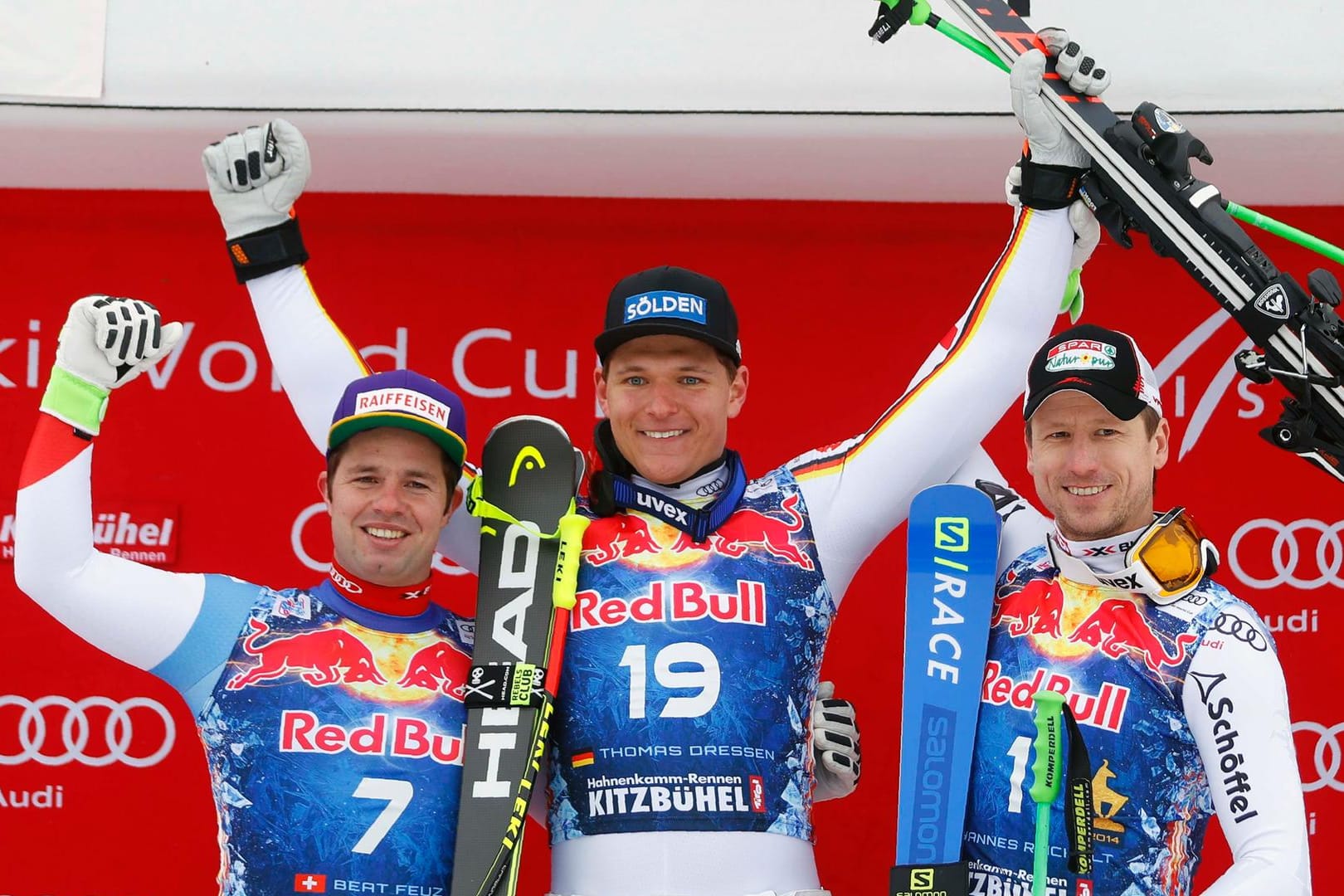 Das Podium in Kitzbühel: Thomas Dreßen (Mitte) feiert mit Beat Feuz (links) aus der Schweiz und dem Österreicher Hannes Reichelt.